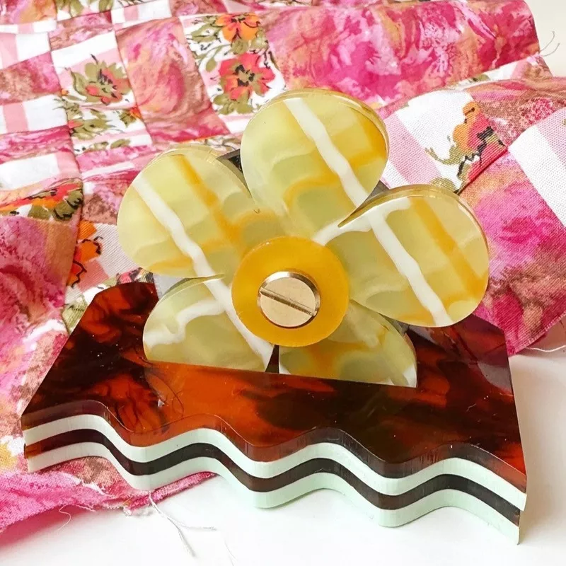 retro-flower-thread-cutter Retro Flower Thread Cutter